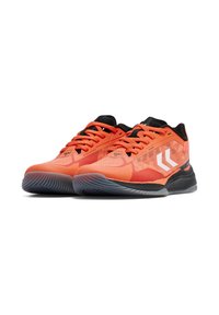 Oranje sportschoenen met zwarte accenten, bovenwerk van mesh, gestructureerde zool en gestreepte details. Beschikt over een dikke rubberen buitenzool voor grip.