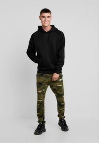 Urban Classics RAGLAN ZIP POCKET HOODY - Felpa con cappuccio - black