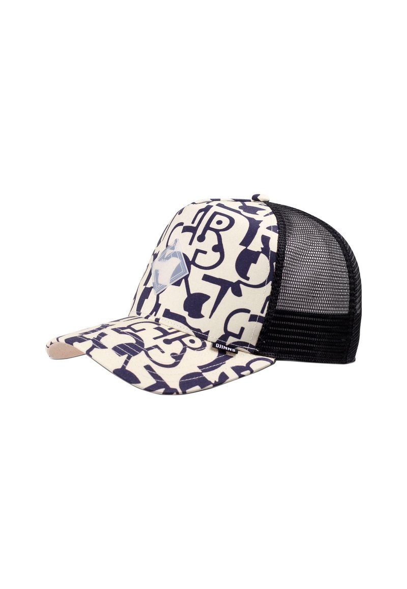 Cappellino da camionista con un motivo crema e blu navy, caratterizzato da lettere astratte. Schiena in rete, visiera curva e un piccolo logo sul lato.