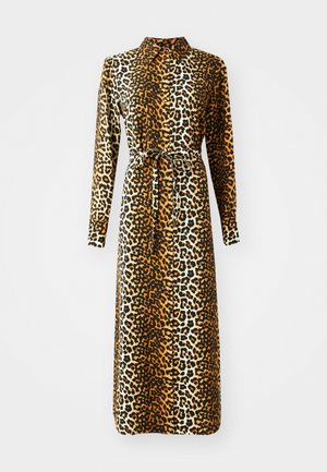 Leoprintkleid mit langen Ärmeln, Kragen und einem gebundenen Taillengürtel. Hergestellt aus einem glatten Stoff in Brauntönen, Schwarz und Creme.