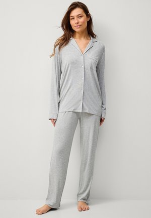 Pigiama in cotone grigio composto da una maglietta con bottoni, tasca e maniche lunghe, abbinata a pantaloni lunghi coordiati.