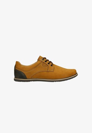 Scarpa in suede tan con lacci marroni, punta rotonda, accentuazione con tacco scuro a contrasto e suola in gomma. Design semplice con dettagli di cucitura minimi.
