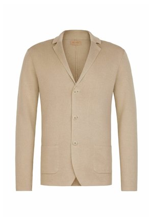 Beiger Strickblazer mit drei Knöpfen, Revers mit Kerbe und zwei aufgesetzten Taschen vorne, auf weißem Hintergrund präsentiert.