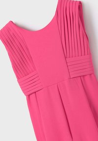 Abito rosa brillante con dettagli plissettati sul corpino e sulla vita, tessuto liscio e design della gonna svasata.