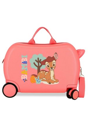 Maleta infantil rosa con ruedas, asa y correa, con un dibujo de un ciervo animado descansando junto a un árbol y el texto colorido "Bambi".