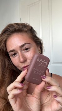 NYX Buttermelt Bronzer i et rektangulært, blødt brunt etui med hvid tekst. Har en glat tekstur og kompakt design. 0,17 oz (5 g).
