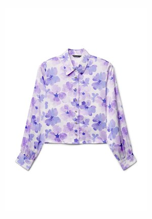Blusa corta in tessuto leggero con base bianca e motivo floreale viola. Presenta un colletto, chiusura con bottoni e maniche arricciate.