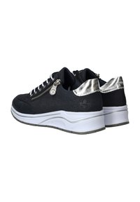 Schwarze Wildledersneaker mit silbernen metallischen Akzenten, einem Reißverschluss und weißer Zwischensohle. Strukturiertem seitlichen Obermaterial und Gummisohle.
