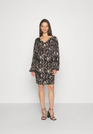 VILA Petite VICAIA V NECK DRESS - Trikotaažkleit - black
