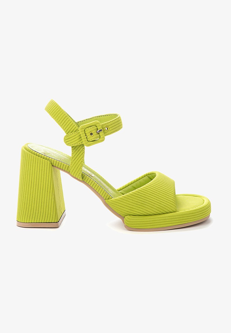 Grüne Blockabsatzsandalen mit strukturierter Oberfläche, breitem Vorderriemen und verstellbarem Knöchelriemen mit rechteckiger Schnalle.