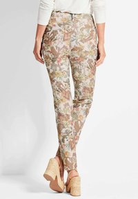 Bloemmotieven broek in lichte pastelkleuren met een slim fit, voorzien van twee achterzakken en gecombineerd met geweven sleehakken.