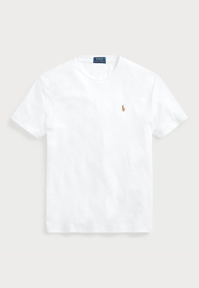 Balts kokvilnas T-krekls ar apaļu kakla izgriezumu. Uz kreisā krūšu puses ir neliela izšūta logo. Īsas piedurknes, brīvs piegriezums un gluda tekstūra.