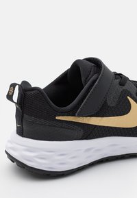 Nike Performance NIKE REVOLUTION 6 (PSV) - Sapatos para corrida em estrada - black/metallic gold/white