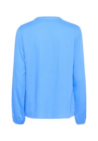 Camisa de manga larga azul claro, hecha de una tela suave con un sutil patrón texturizado, que presenta un collar estándar y puños fruncidos.