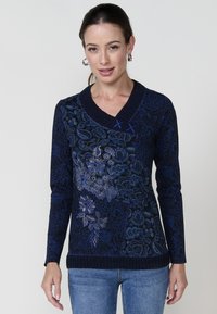Dunkelblauer Strickpullover mit V-Ausschnitt, verziert mit floralen Mustern in helleren Blau- und strukturierten Akzenten. Gerippte Bündchen und unteren Saum.