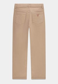 Beżowe jeansy o prostych nogawkach, gładkiej fakturze, z dwoma tylnymi kieszeniami i czerwoną naszywką z logo na prawej kieszeni. Widok z tyłu.