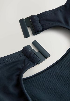 Marinblåt stofrem med glat tekstur, der har to sorte plastikspænder og en syet kant, designet til sikker fastgørelse.