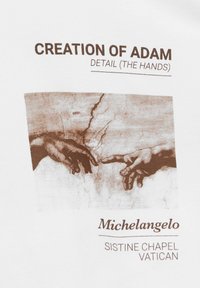 Camiseta blanca con una impresión marrón de "La creación de Adán" de Miguel Ángel, centrándose en las manos, con texto que identifica la obra y al artista.