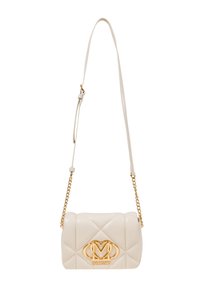 Borsa a tracolla color crema trapuntata con catena dorata, caratterizzata da un prominente badge logo dorato sulla parte anteriore e una superficie liscia e lucida.