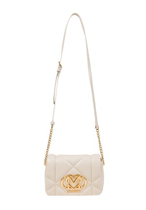 Borsa a tracolla color crema trapuntata con catena dorata, caratterizzata da un prominente badge logo dorato sulla parte anteriore e una superficie liscia e lucida.