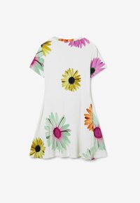 Abito bianco a maniche corte con motivo floreale in margherite gialle, rosa e arancioni. Il tessuto ha una texture a coste e un design a campana.