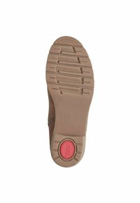 Semelle de chaussure marron avec un motif strié, en matériau en caoutchouc, accent circulaire rouge, et empreinte de taille "37". Conçue pour le confort et l'adhérence.