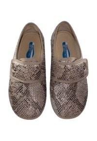 Zapatos slip-on de bronce metálico con un patrón texturizado de piel de serpiente, correa de Velcro y suela acolchada para mayor comodidad.