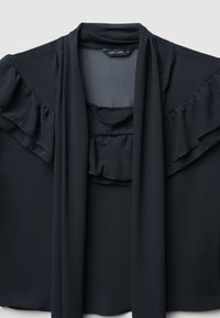 Schwarze Bluse mit einem gerafften Kragen und einem Schal-ähnlichen Detail. Hergestellt aus glattem Stoff, mit einem geschichteten Design und einem sauberen Finish.