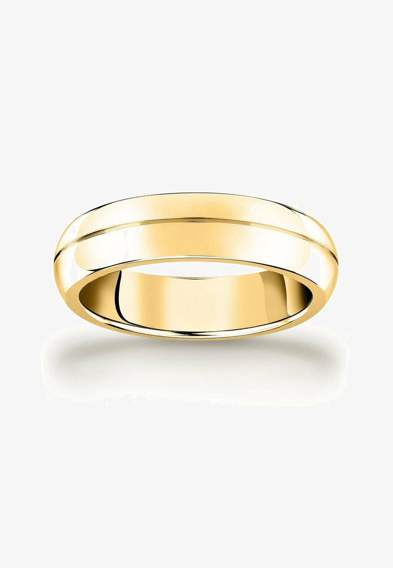 Ehering aus poliertem Gold mit einem subtilen Rillendetail um den Umfang, auf einem weißen Hintergrund präsentiert.