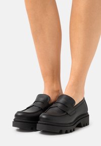 Kanna Sapatos sem atacadores - black