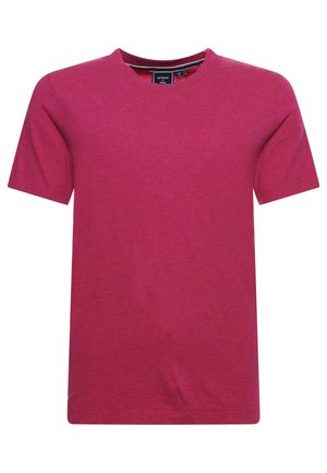 Jednokolorowy magentowy t-shirt z krótkim rękawem i okrągłym dekoltem, z małą widoczną metką marki wewnątrz kołnierza.