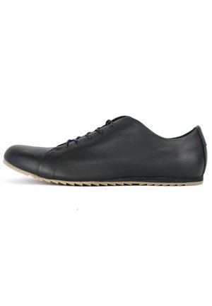 Schwarzer Lederschuh mit abgerundeter Spitze, glatter Oberfläche, Schnürdesign und einer kontrastierenden beigen Gummisohle mit einem strukturierten Muster.