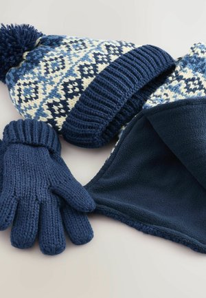 Adīts cepure ar pom-pom, ar zilu un krēmkrāsas fair isle rakstu; jūras zilas cimdi; mīksta flīsa kakla sildītāja atbilstošā jūras zilā krāsā.