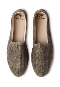 Zelené tkané kl slip-on topánky s textúrovaným povrchom, viditeľným šitím a mäkkou vnútornou podšívkou. Značková nálepka viditeľná vo vnútri.