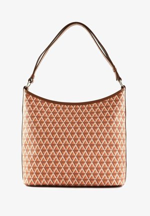 Sac hobo avec un motif géométrique de triangles beige et rose clair, fabriqué en matériau texturé. Présente une bandoulière en cuir marron.