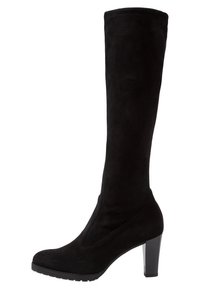 Botte mi-mollet en daim noir avec un bout pointu, un détail découpé incurvé sur le côté et un talon épais. Texture lisse et design minimaliste.