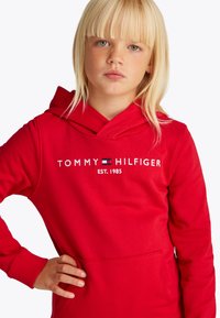 Tommy Hilfiger ESSENTIAL UNISEX - Pulover s kapuco - primary red