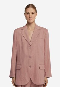 Ljusrosa linné-blazer med slag, tvåknappsstängning, framfickor och avslappnad passform. Strukturerad tyg.