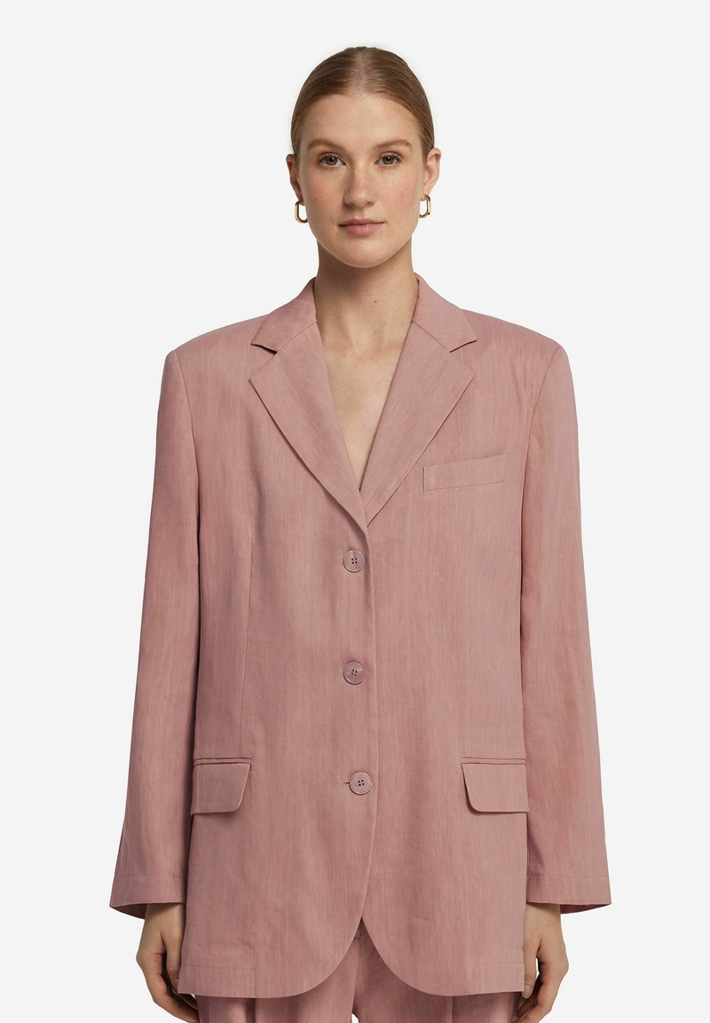 Ljusrosa linné-blazer med slag, tvåknappsstängning, framfickor och avslappnad passform. Strukturerad tyg.