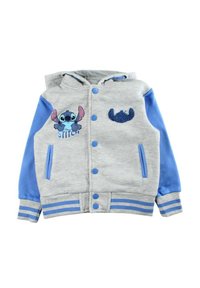 Sweat à capuche gris avec des manches bleues, présentant un graphisme de Stitch et le texte "STITCH" sur le côté gauche, des poignets côtelés et un ourlet rayé.