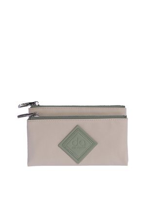 Bolsa beige con doble cremallera, parche con logo verde en forma de diamante y dos tiradores de cremallera plateados en la parte superior.