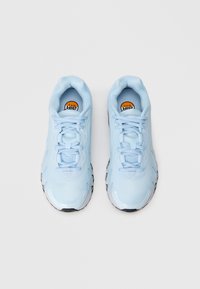 Par tenisica Nike Air Max svijetloplave boje prikazanih s gornje strane na bijeloj pozadini, vidljivi su vezice i podstavljene ovratnike.