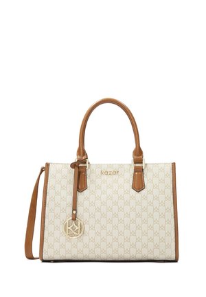 Borsa beige con un motivo testurizzato del logo; presenta manici e tracolla in pelle marrone, hardware dorato e un ciondolo circolare decorativo.