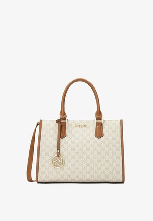 Beige håndtaske med et struktureret logo-mønster; har brune læderhåndtag og rem, guldfarvede metaldele og en dekorativ cirkulær charm.
