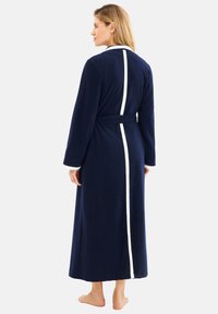 Marineblauer Fleece-Bademantel mit weißem Besatz, langen Ärmeln und Gürtel. Verfügt über ein vertikales weißes Linienmotiv auf der Rückseite. Weiche Textur.