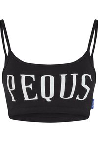 Svart avkortet tanktop med hvite bokstaver som staver "PEQUS." Har tynne stropper og et stretchbart stoff med en glatt tekstur.