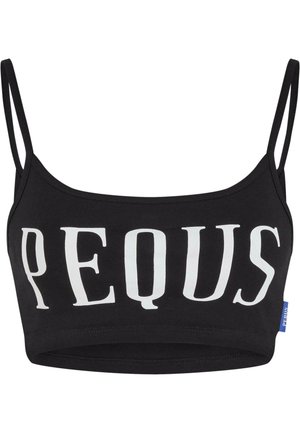 Melna apgriezta topiņa ar baltajiem burtiem, kas raksta "PEQUS." Iezīmējas ar plānām siksnām un elastīgu audumu ar gludu tekstūru.