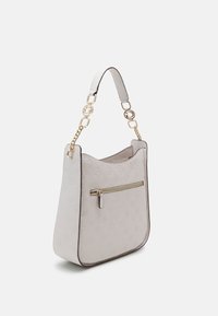 Borsa a tracolla bianca con texture, finitura liscia, tasca con zip, dettagli in catena dorata e tracolla. Forma affusolata con bordi in contrasto.
