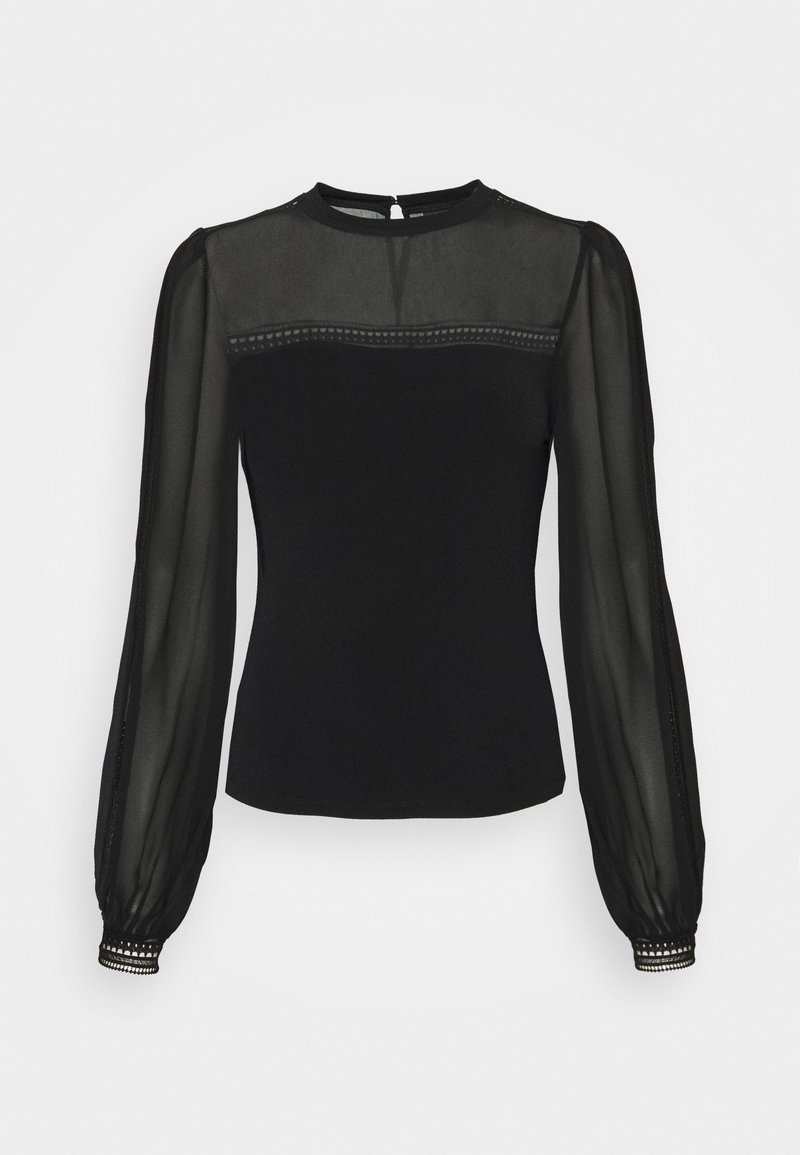 Blouse noire à manches longues avec manches bouffantes transparentes, corps uni, délicate bordure en dentelle aux poignets et sur le haut de la poitrine, et encolure ronde avec fermeture par bouton au dos.
