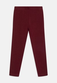 Burgundi spalvos leggingai, pagaminti iš minkštos, tamprios medžiagos, su prigludusia forma, elastinga juostos juosta ir be matomų raštų ar akcentų.